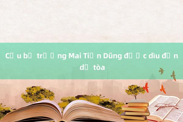 Cựu bộ trưởng Mai Tiến Dũng được dìu đến dự tòa