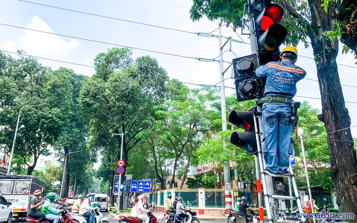 Dù còn 5 giây, nhiều người dừng đèn đỏ 'sớm' khiến xe cộ dồn ứ - Ảnh 3.