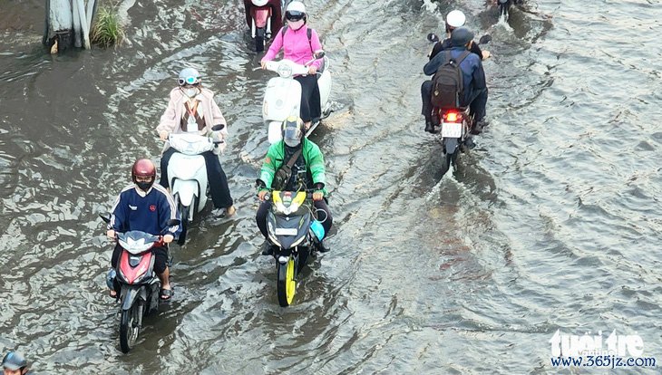 Gió mạnh đẩy nước triều cường, TP.HCM ngập nhiều nơi dịp rằm tháng Chạp - Ảnh 1.