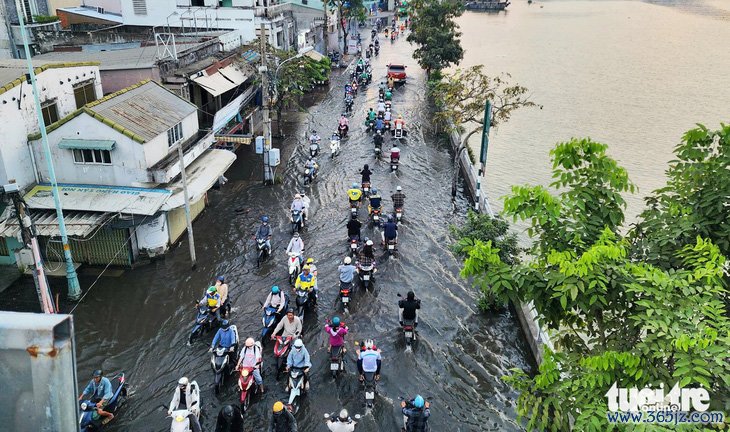 Gió mạnh đẩy nước triều cường, TP.HCM ngập nhiều nơi dịp rằm tháng chạp - Ảnh 2.